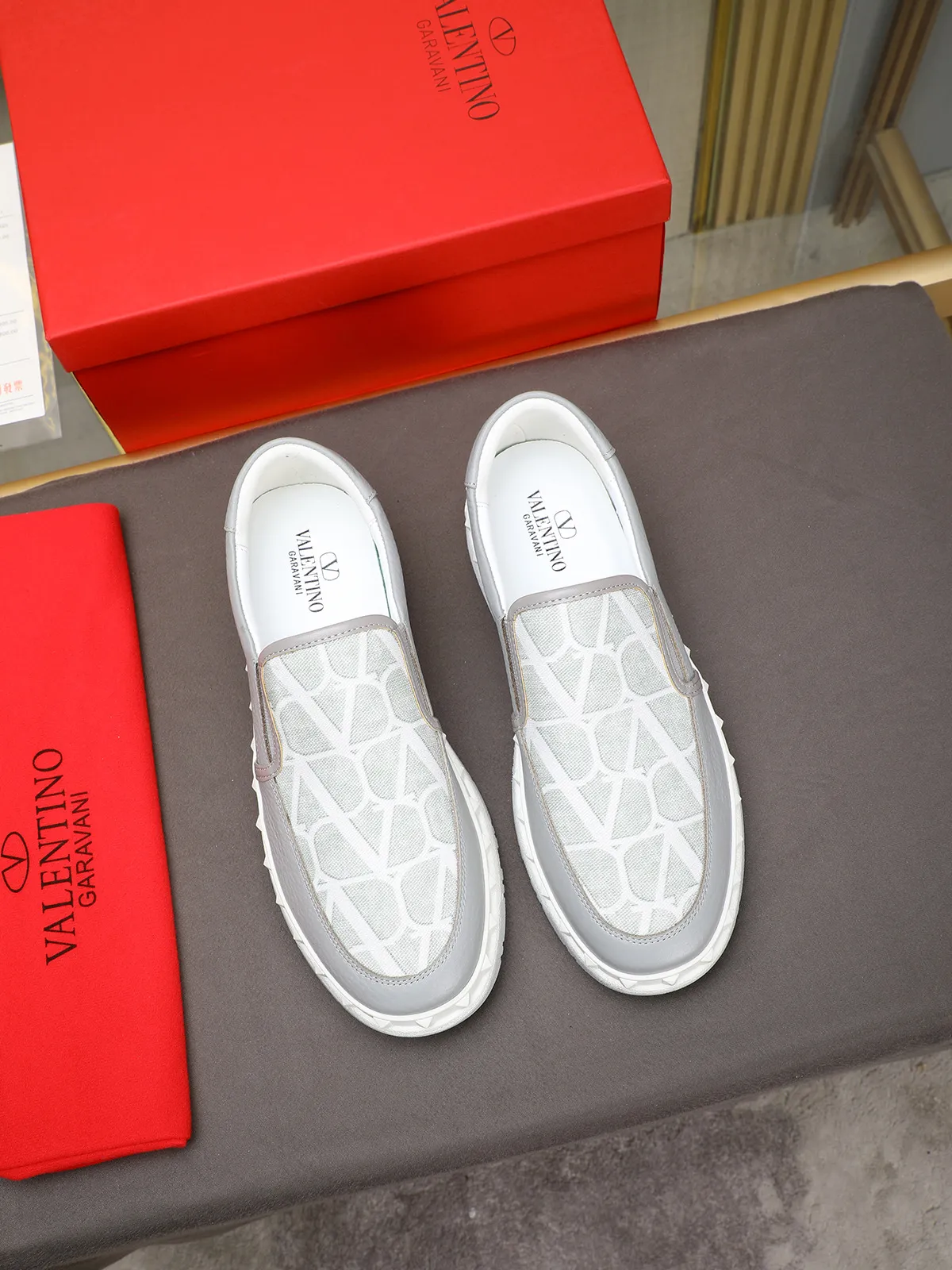 Men's shoes 💰440 Valentino "VALENTINO" hot sale ❤️ Counters ship at the same time 1:1 👏 Imported cowhide + waterproof fabric + leather lining 🐂 Casual fashion shoes Exquisite workmanship Original original outsole 38-44 (45 customized, non-refundable)